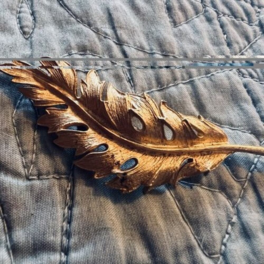 Vintage Signed Coro Gold Tone Leaf Brooch Pin - Nature Theme Metal No Stones - Picture 2 of 3